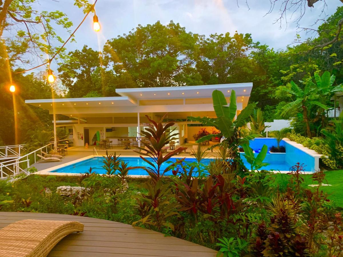 Aves Hotel Montezuma Exterior photo